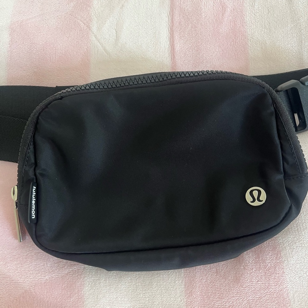 Lululemon Everywhere Belt Bag 1L - Picture 2 of 16